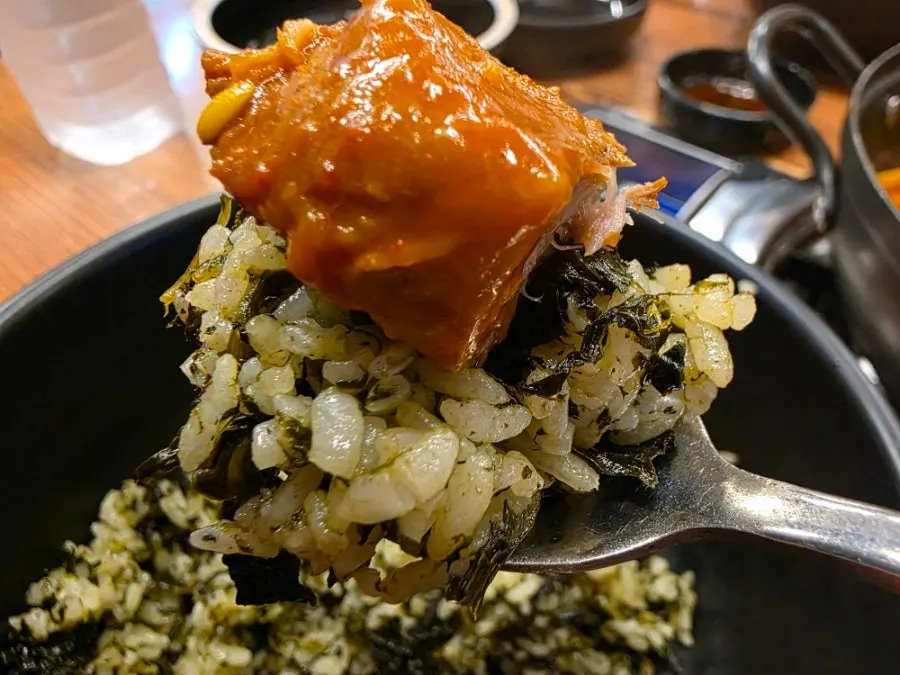 Gondre rice topped with spicy braised rib sauce