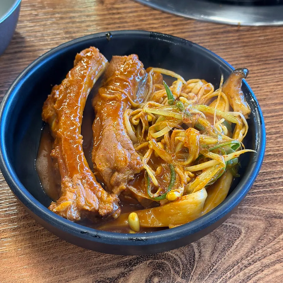 양념이 밴 등갈비 한 조각