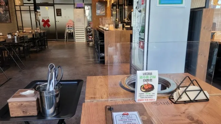 테이블 옆쪽에 마련된 무쇠 화로