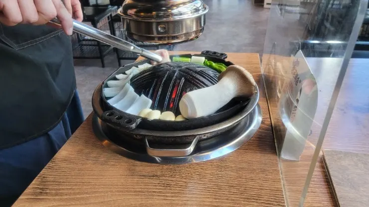 두툼하게 썰린 양갈비 생고기 접시