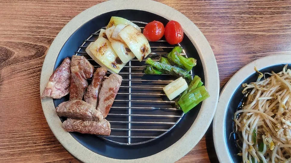 화로에서 고기와 채소가 함께 익는 모습