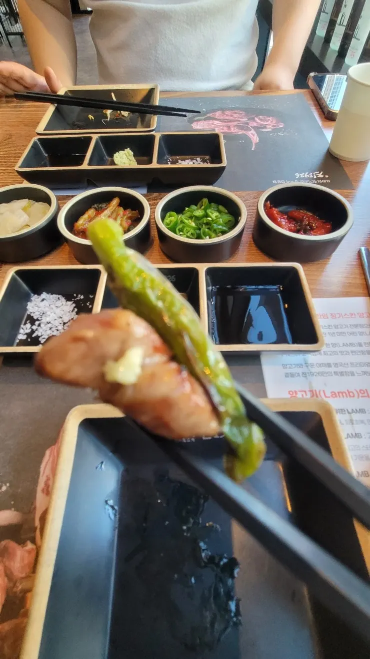 특제 간장 소스를 곁들인 양갈비