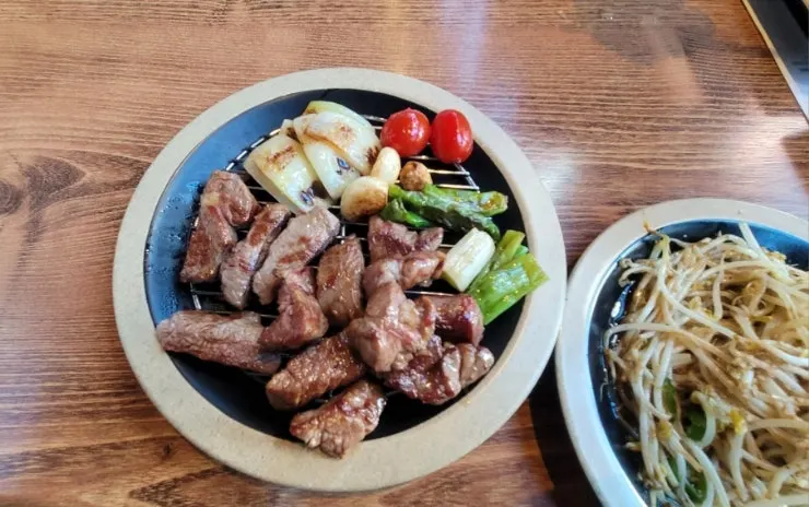 손잡이를 잡고 뜯어 먹는 프렌치렉 갈빗대