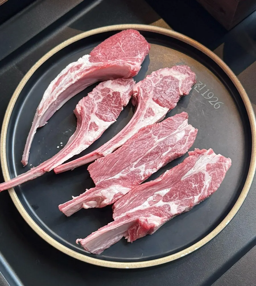 굽기 전 프렌치렉 양갈비 접시