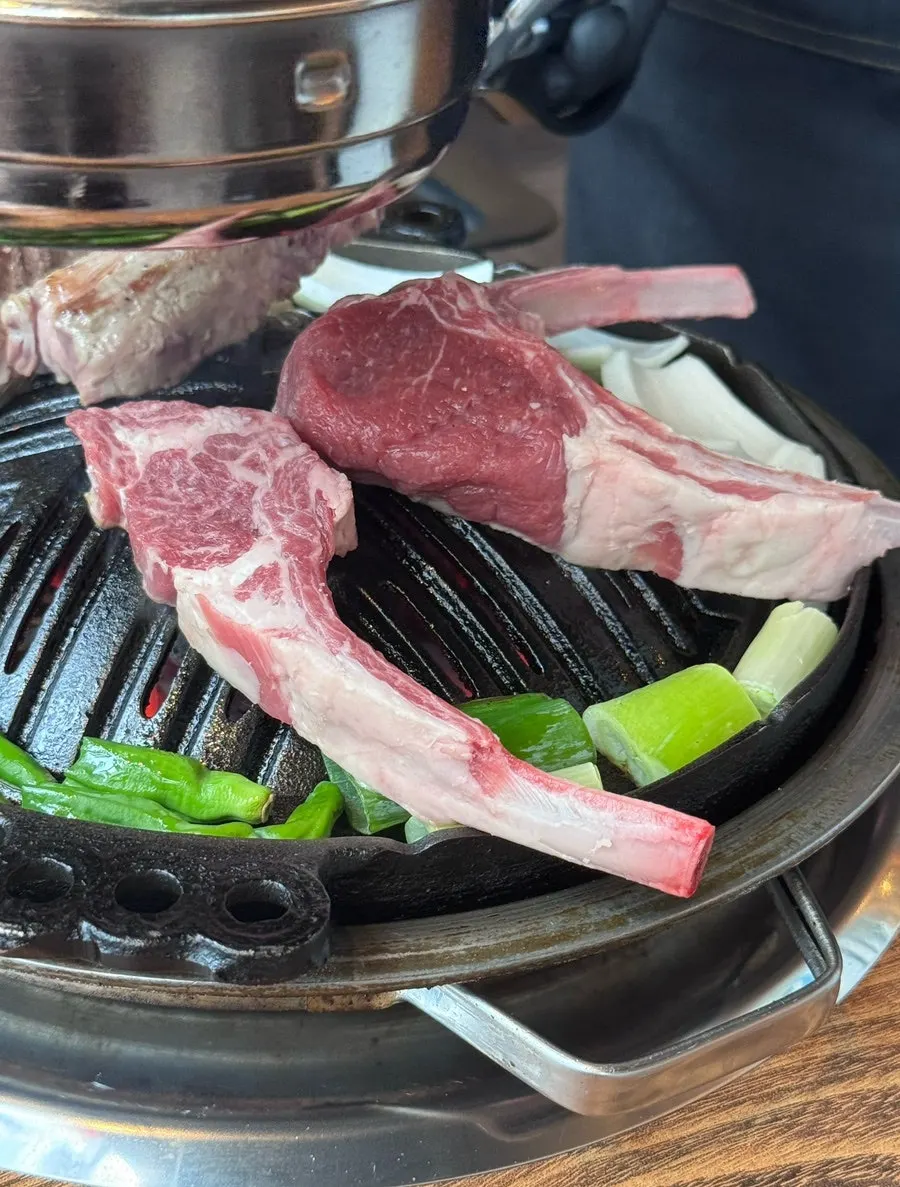 그릴 위에서 익어가는 양갈비