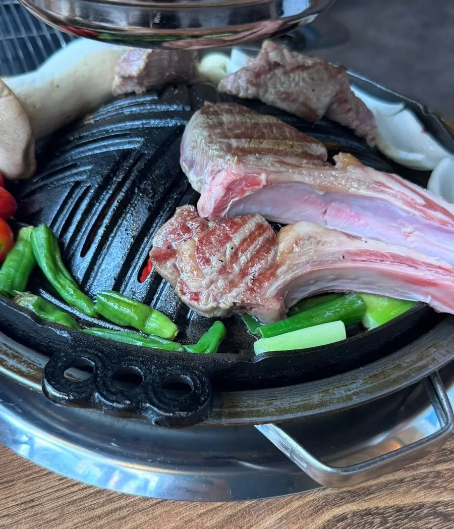 직원이 구워주는 양고기 그릴링