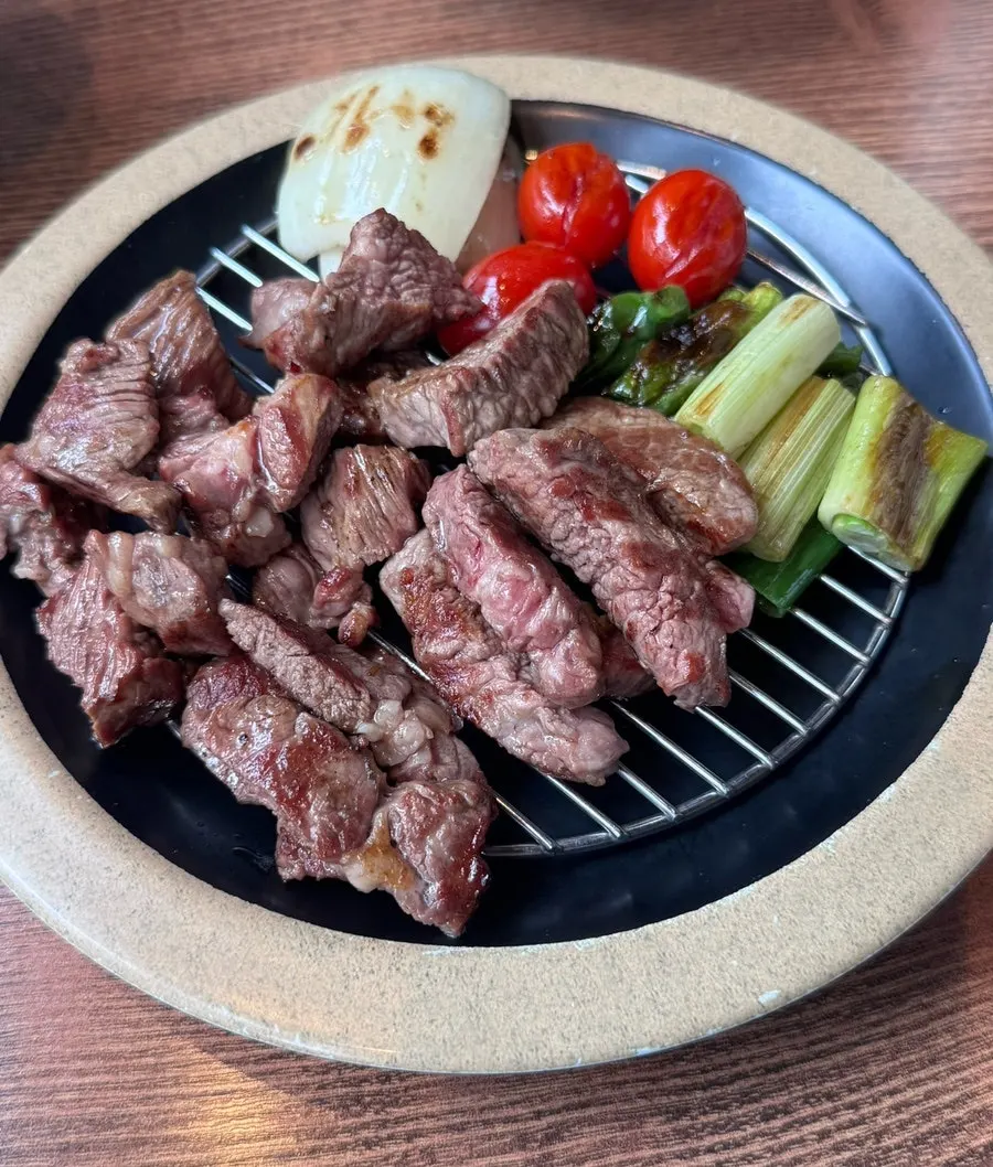 다 구워진 양갈비와 구운 야채