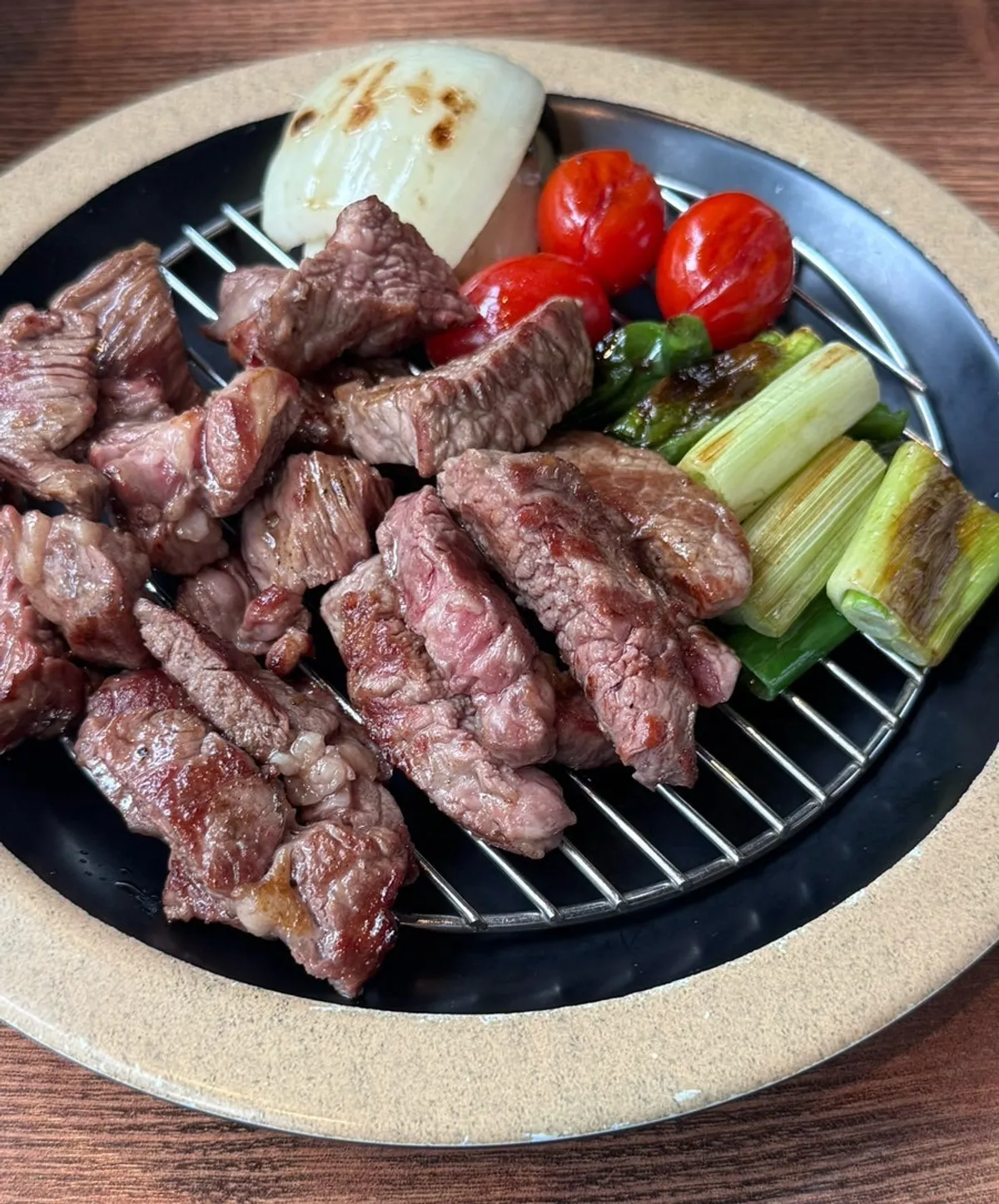 미디움으로 구워 내준 양갈비 한 접시