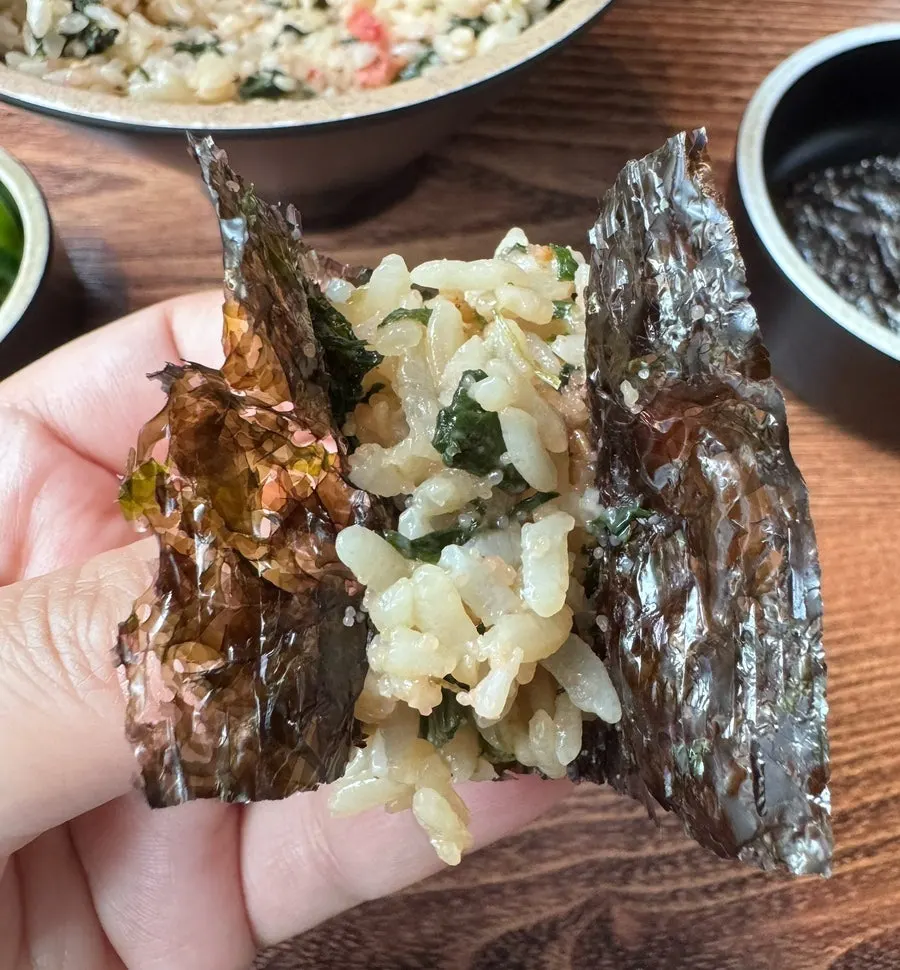 김에 밥과 숙주나물 올린 한 입