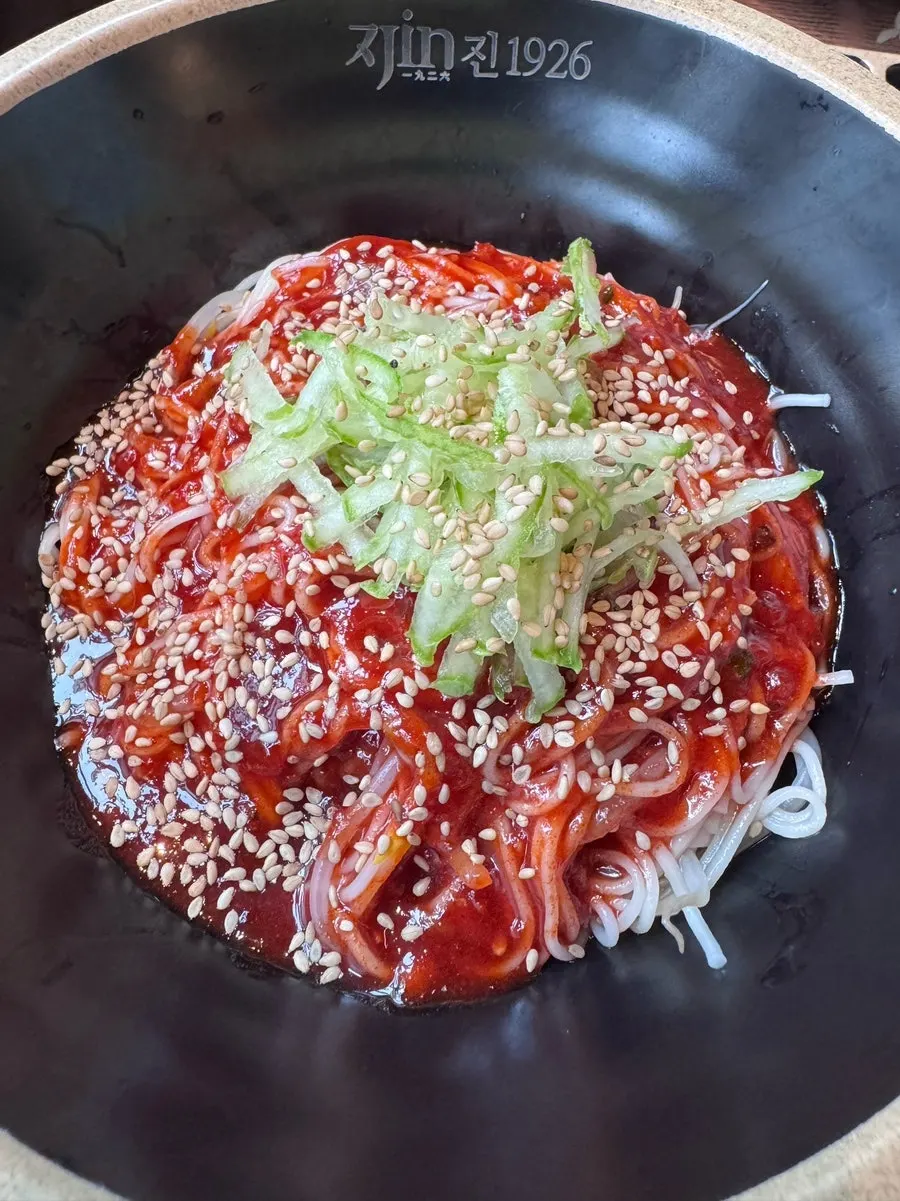 양념 가득한 비빔국수