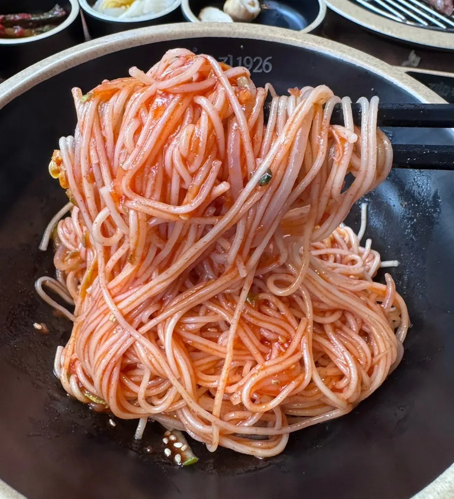 비벼낸 새콤달콤 비빔국수