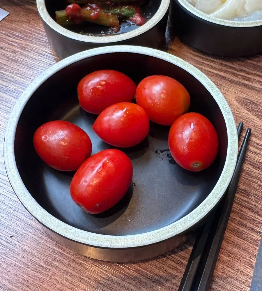 서비스로 더 내준 구운 토마토
