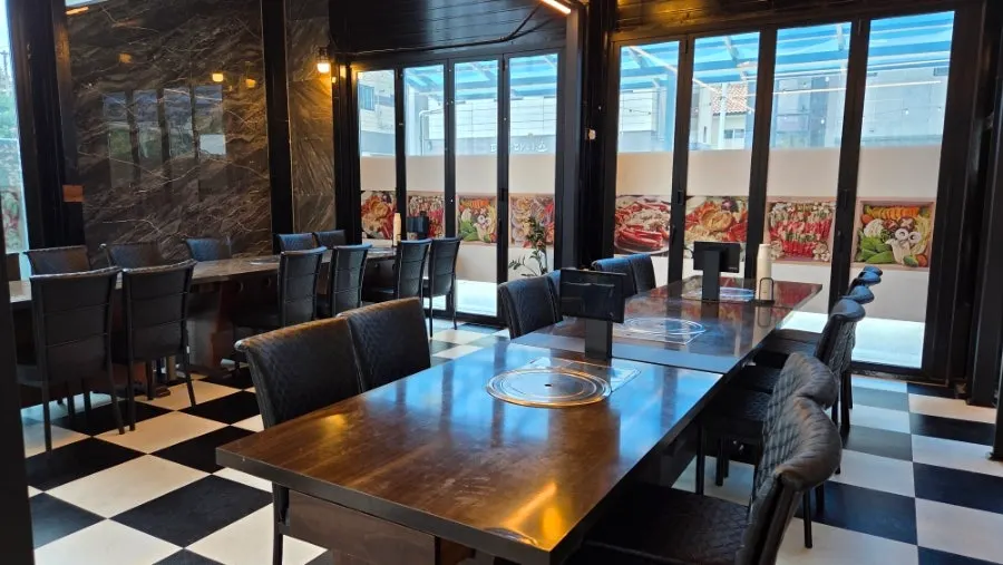 Calm interior atmosphere at Jin Seiromushi