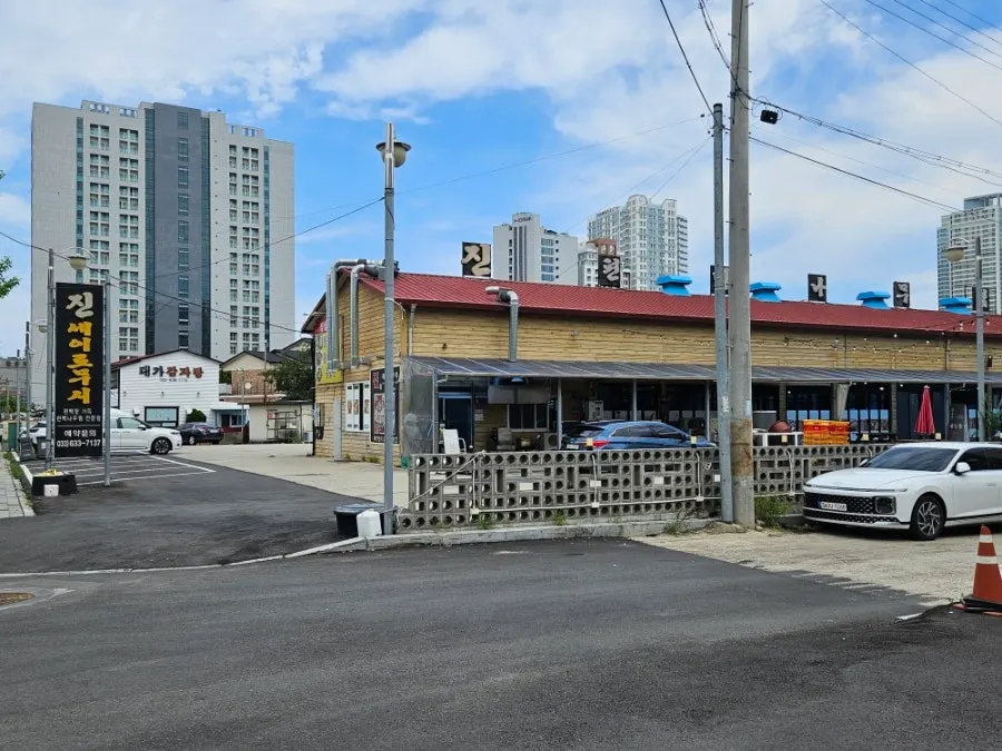 束草のチン・セイロムシの広い店舗外観
