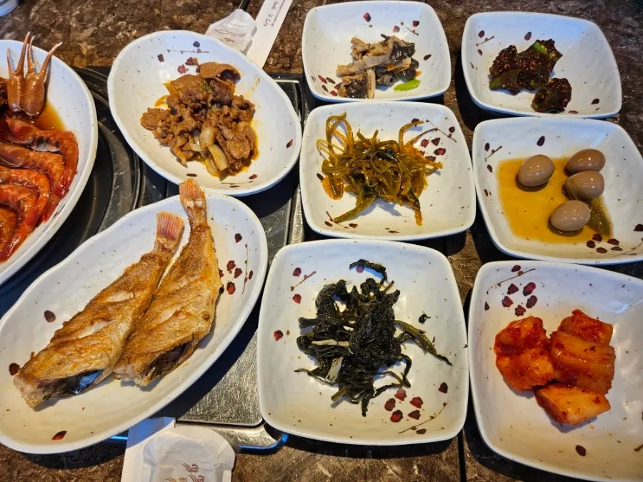 チン・セイロムシ定食に添えられたおかず