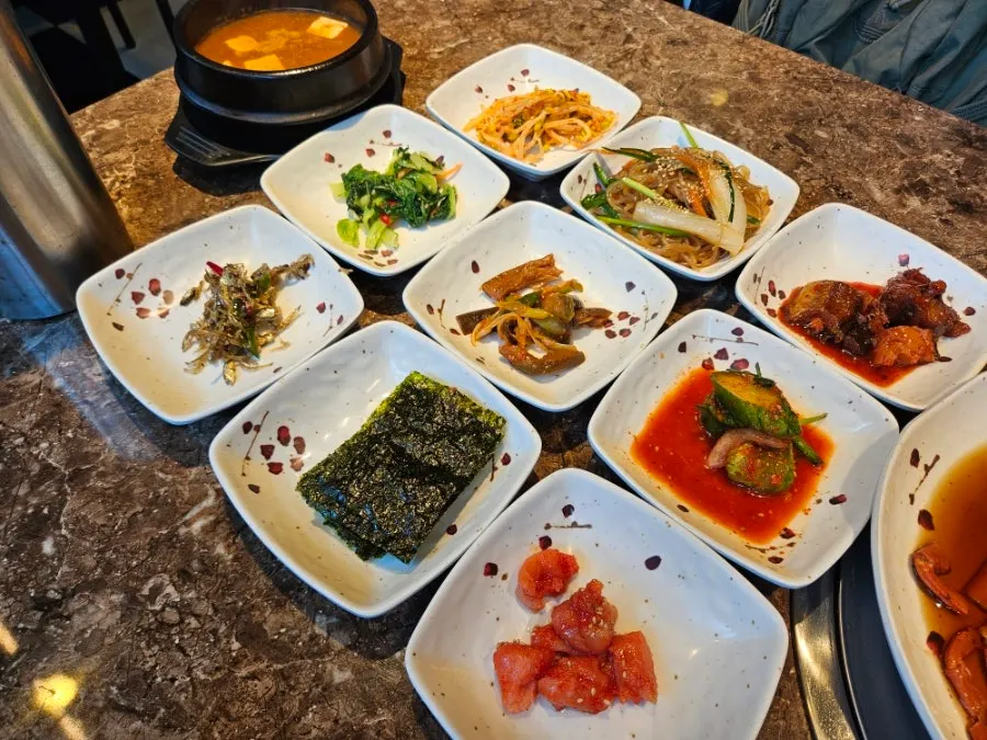 チン・セイロムシ定食のナムルとおかず