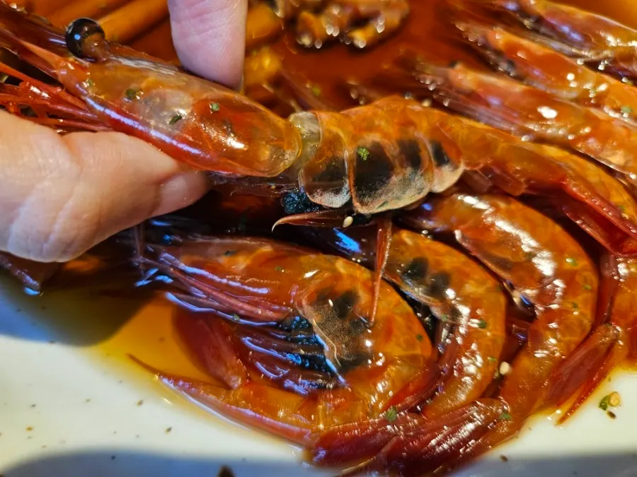 ご飯の上に海老醤の身をのせたひと口