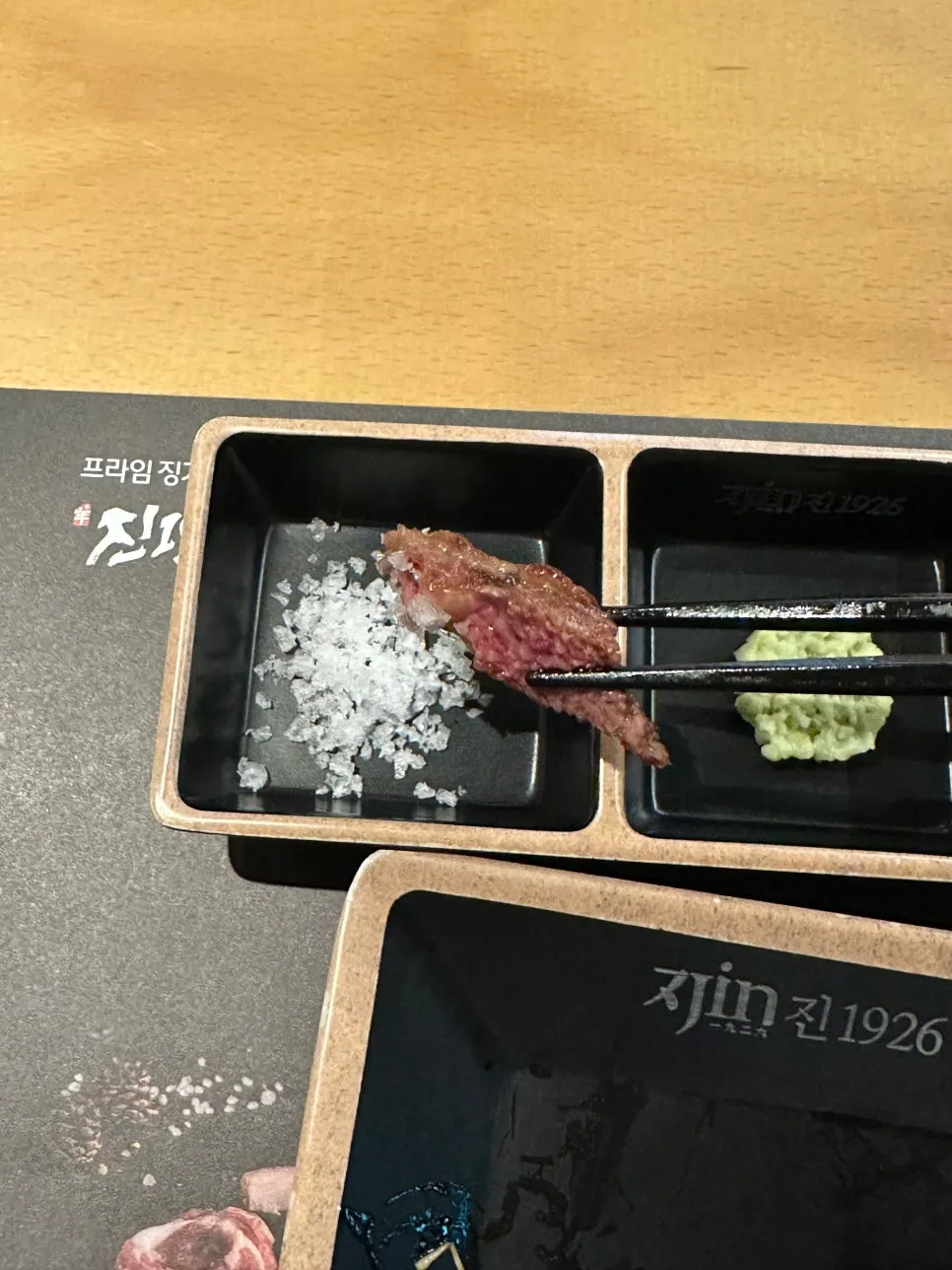 검은 접시에 부채처럼 펼쳐진 프렌치랙 다섯 대