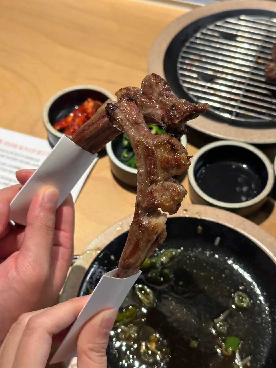 직원이 양갈비 굽기를 잡아주는 모습