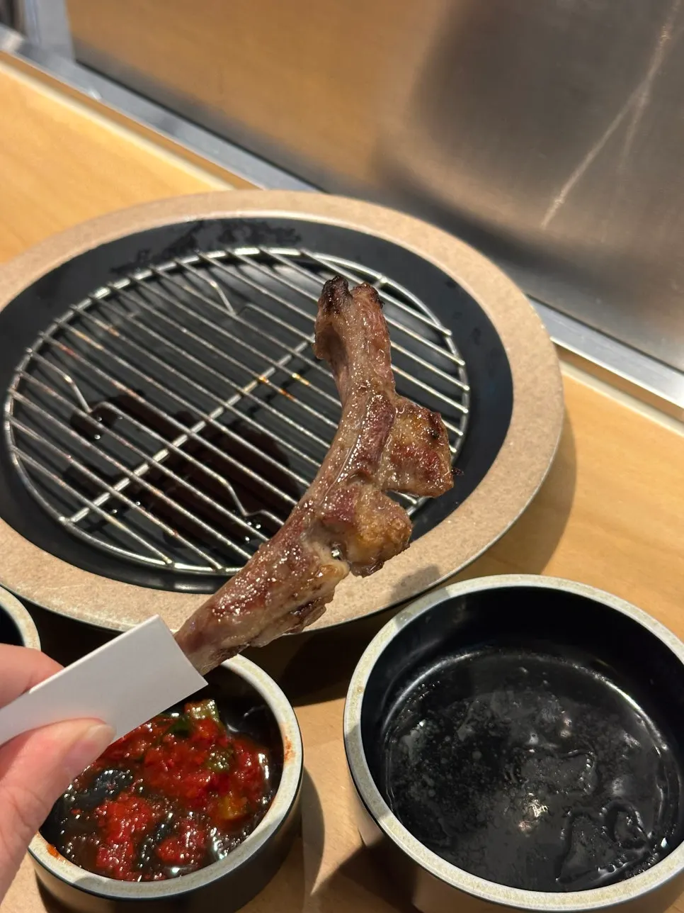 개인 화로 그릴로 옮겨진 구운 양갈비