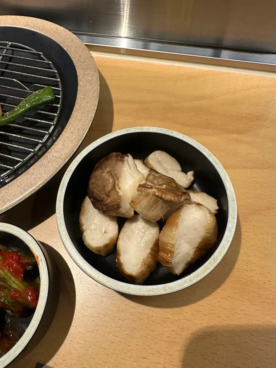 속이 분홍빛으로 익은 양갈비 단면