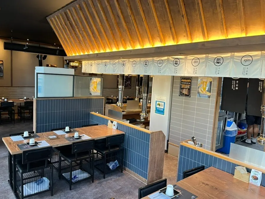 Wide-windowed dining hall at Jin 1926 Dasan Branch