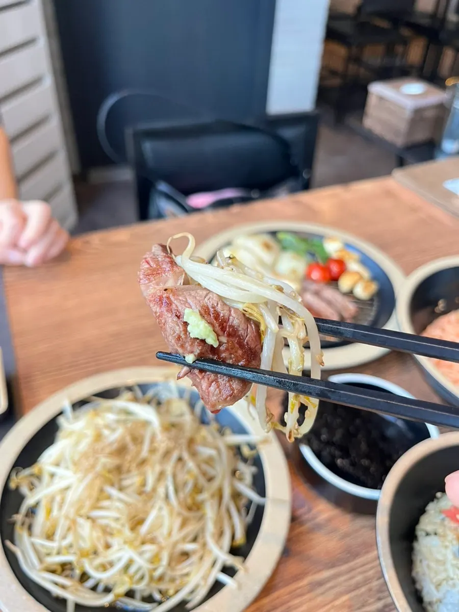 Stir-fried mung bean sprouts served with basic side dishes