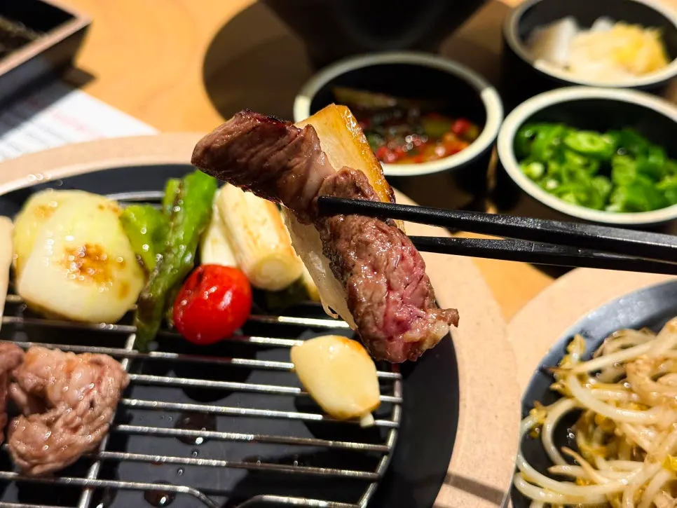 미디움레어로 구워진 프렌치랙과 채소 가니쉬