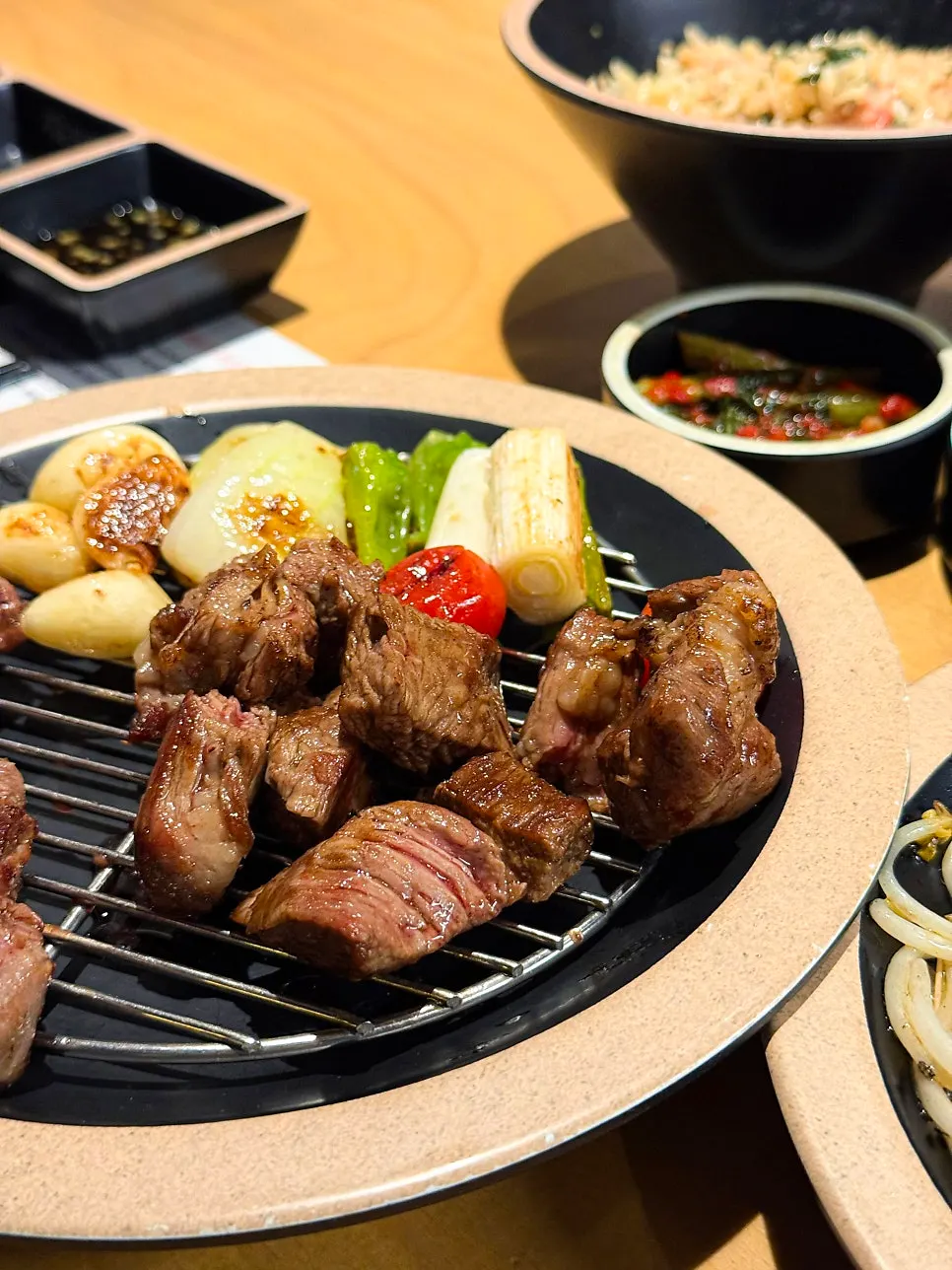 소금에 찍어 먹는 프렌치랙 한 점