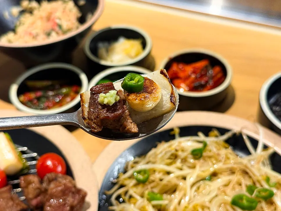 접시에 올려진 양갈비 구이
