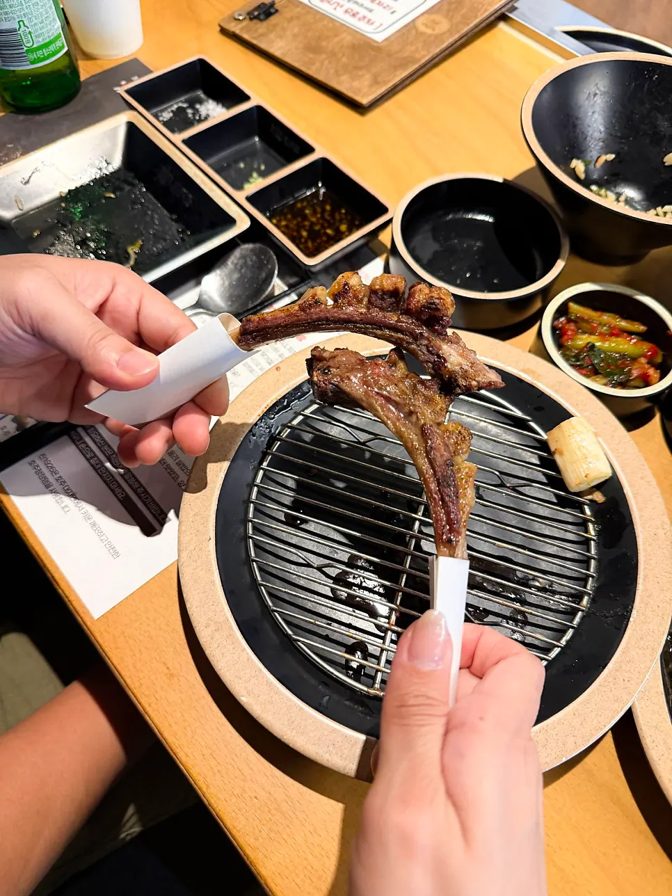 종이 손잡이로 감싼 양갈비 갈빗대