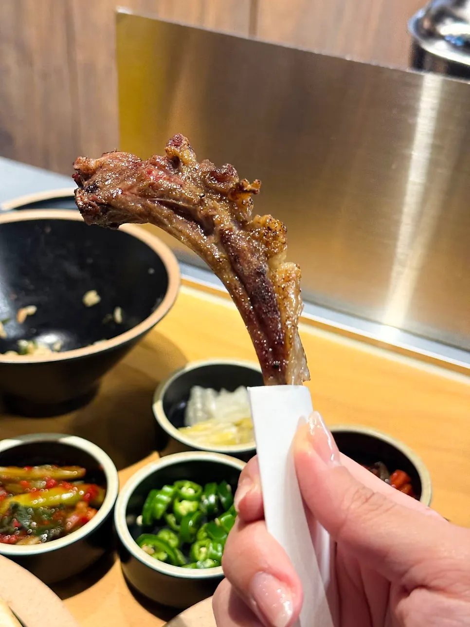 뼈 손잡이를 잡고 먹는 양갈비