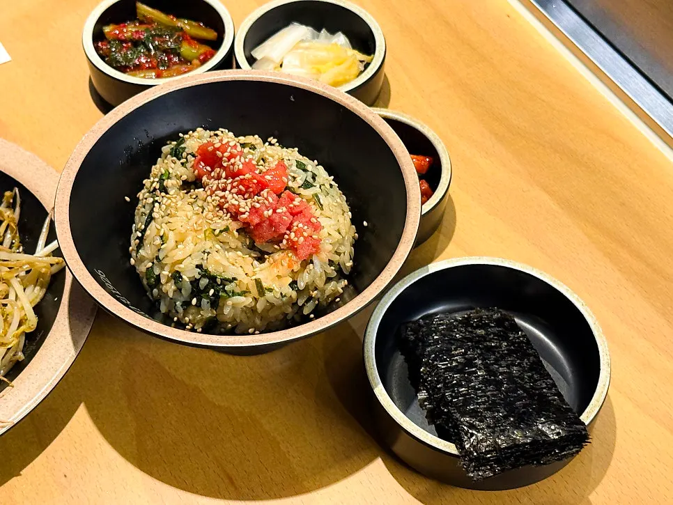 도기 그릇에 담긴 진특선밥 곤드레명란밥