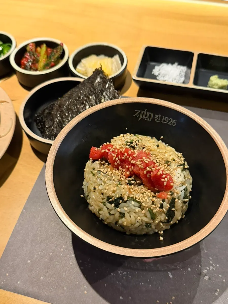직원이 화로에서 양갈비와 채소를 굽는 모습