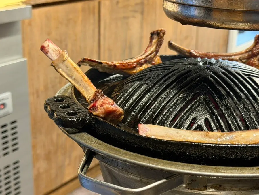 종이에 감싸 내준 양갈비대