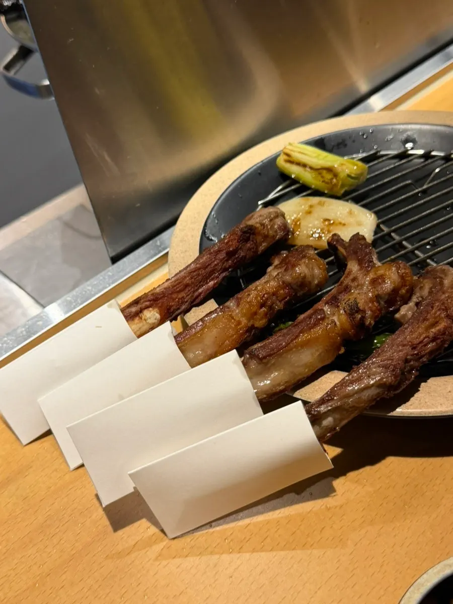 뼈에 붙은 살코기를 뜯어 먹는 양갈비대