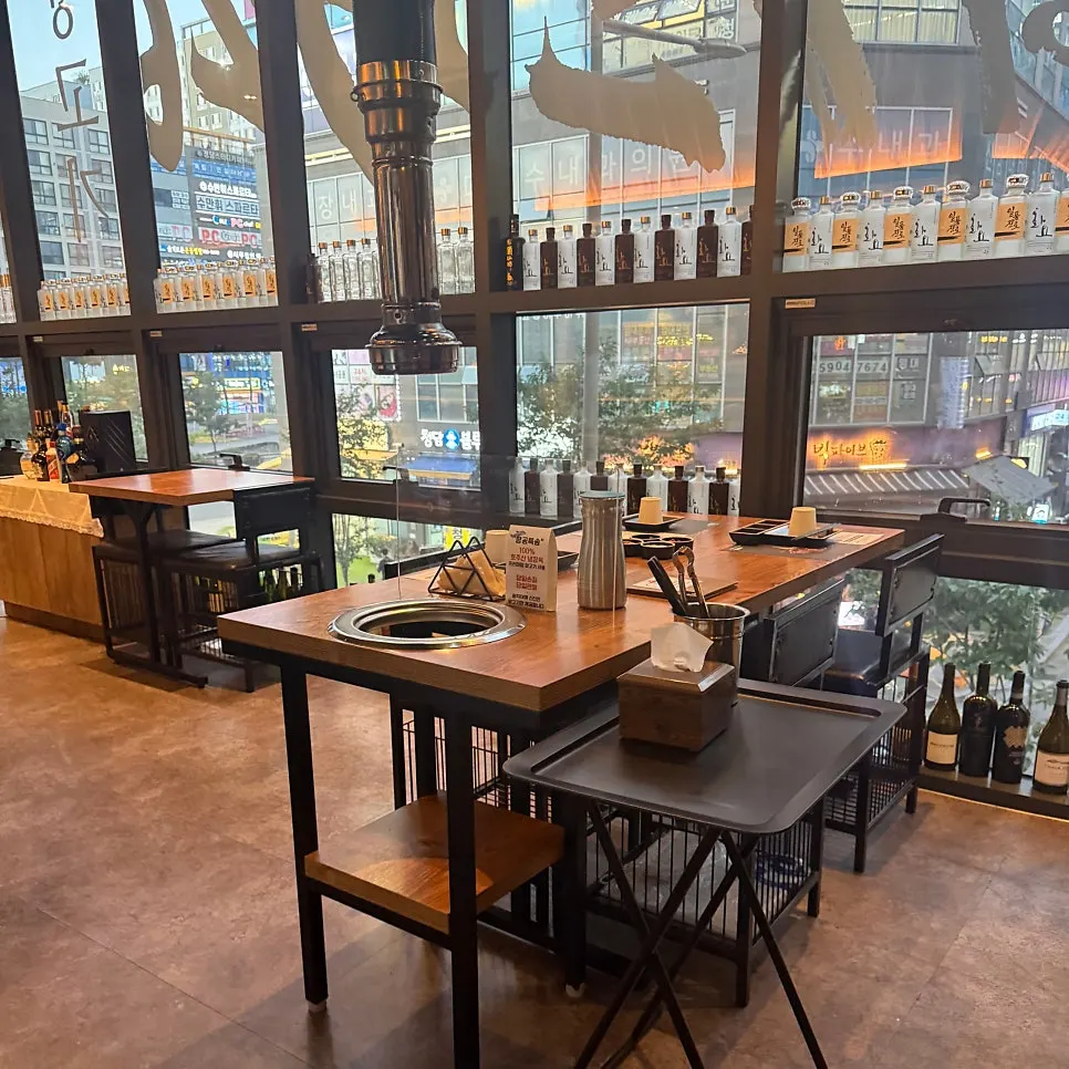 Wood-tone interior of Jin 1926 Dasan Branch