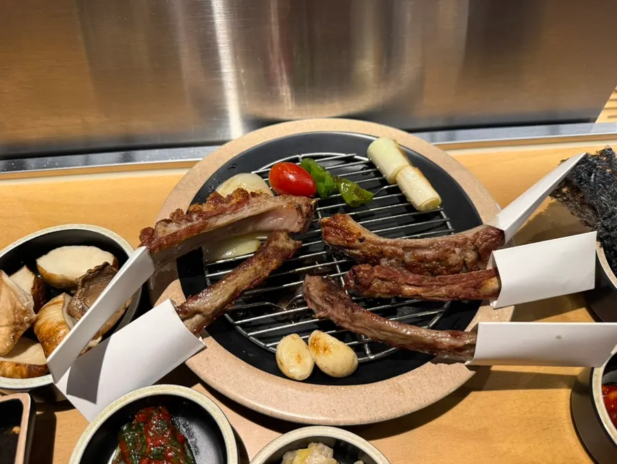 곤드레밥에 명란을 올린 진 특선밥