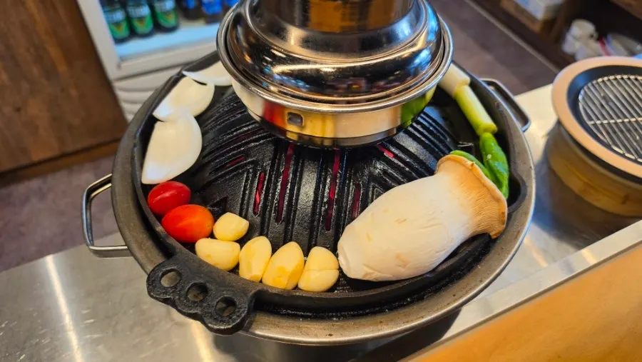 Vegetable garnish placed on the helmet-shaped grill