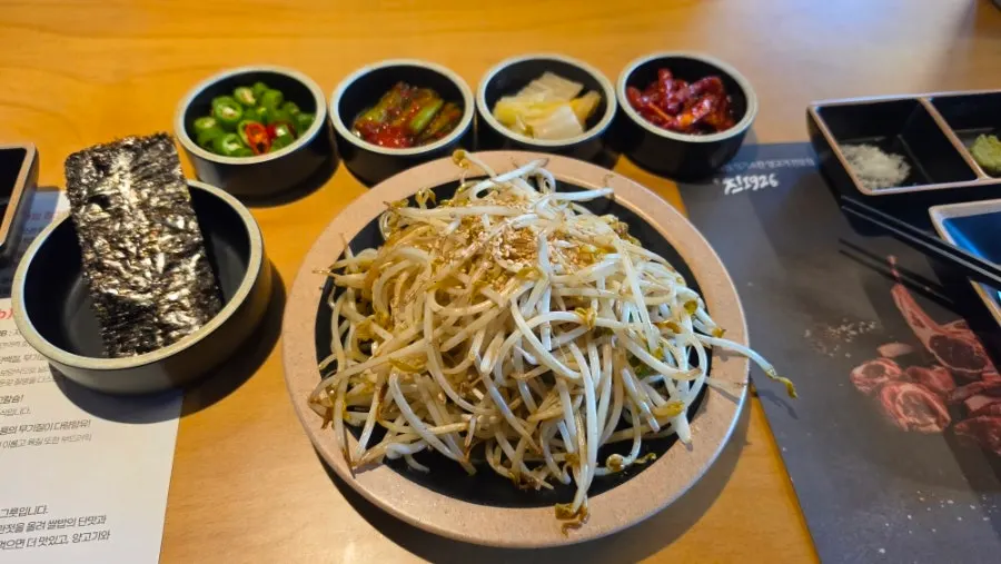 Bean sprouts stir-fried spicy in oyster sauce