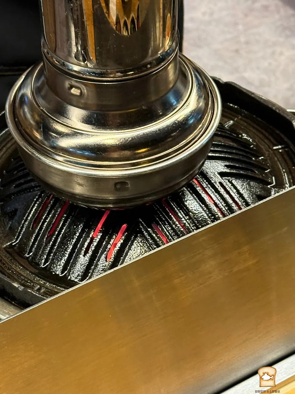 Charcoal brazier with a splatter guard