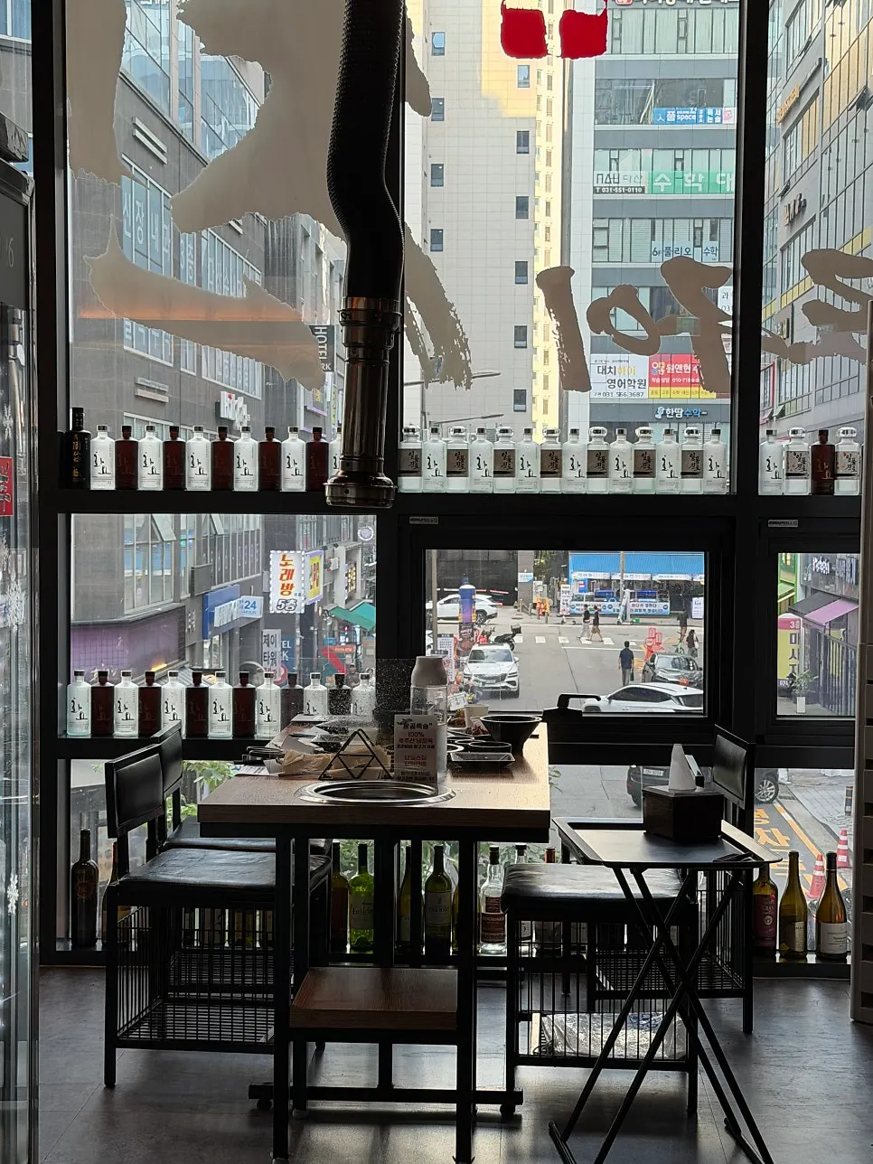 Window-side seating at Jin 1926 Dasan Branch