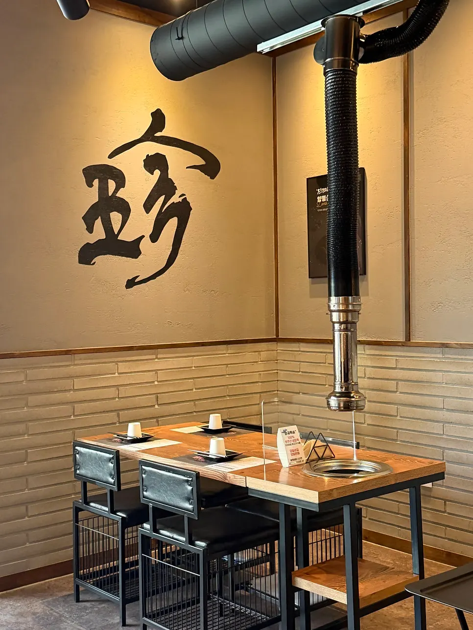 Tables for 4 and 6 at Jin 1926 Dasan Branch