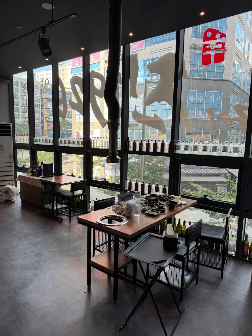 Two-person bar table seating at Jin 1926 Dasan Branch