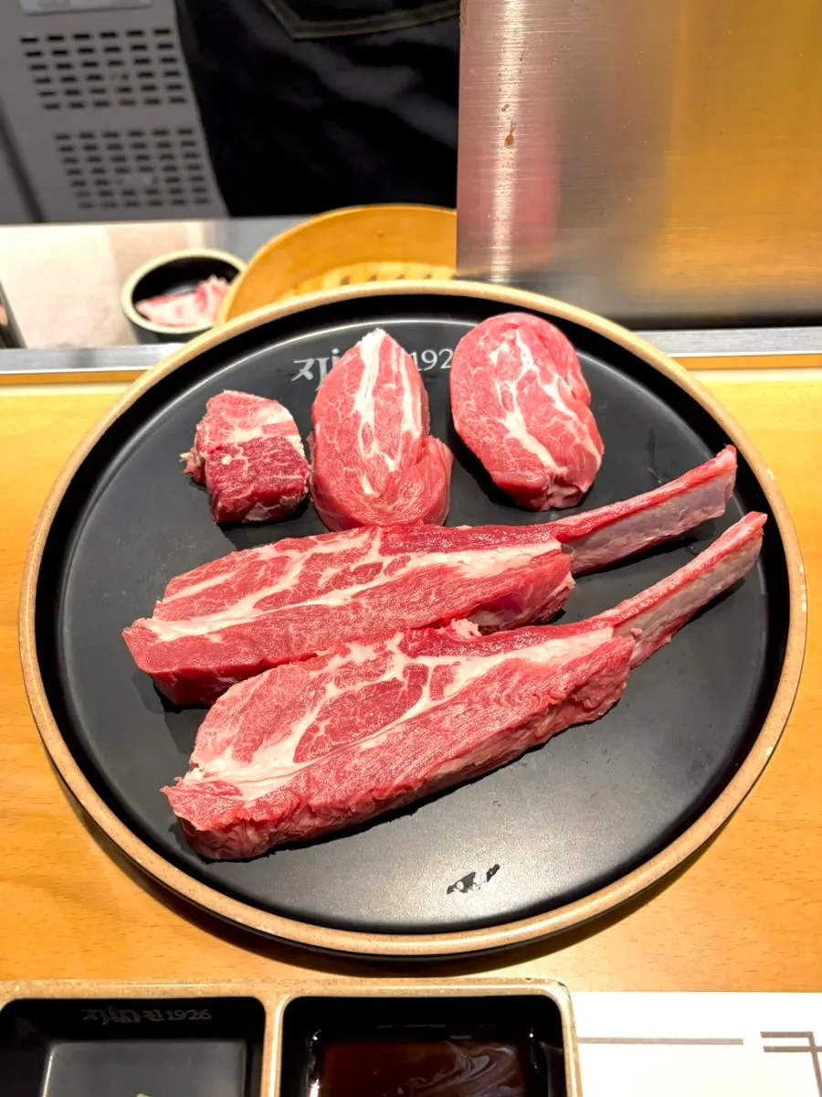 焼く前に見せてくれるラムチョップとラムサーロインの生肉