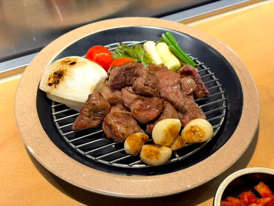 スタッフが焼いてくれたラムチョップ