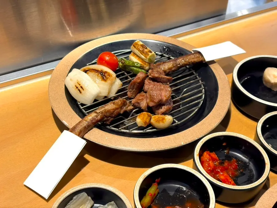 海苔で包んで食べるジン特選ご飯の一口