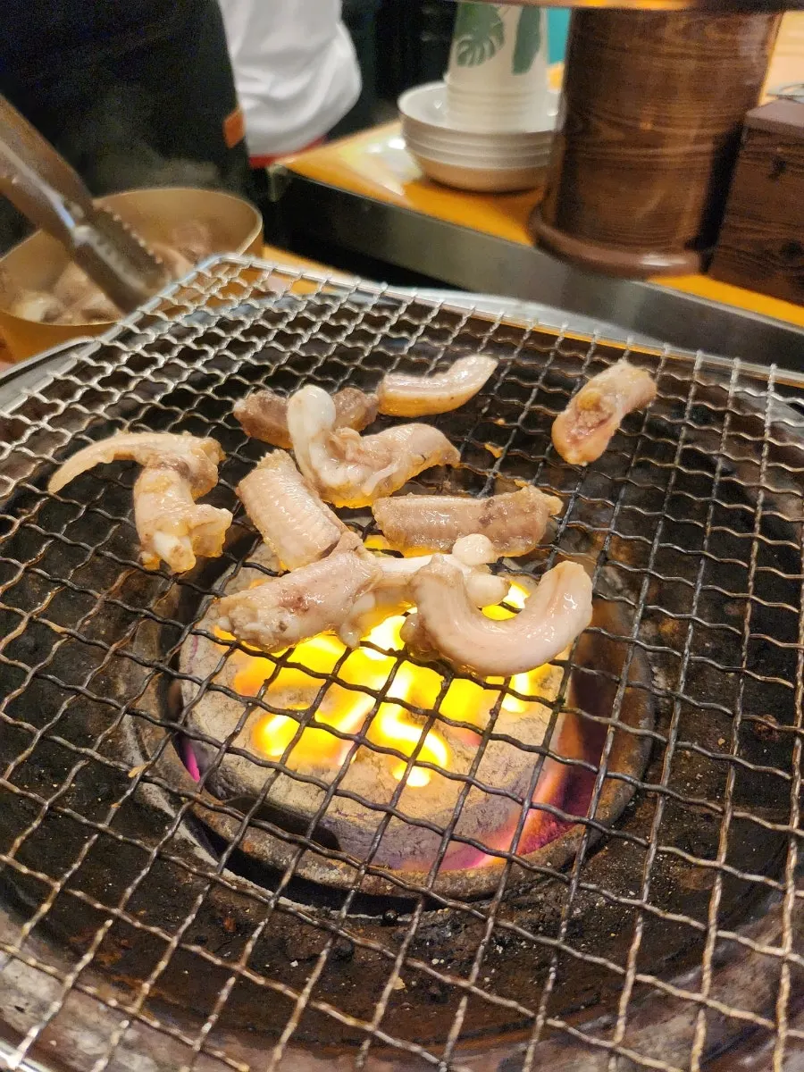 불판 위에 올린 산꼼장어 소금·양념 반반