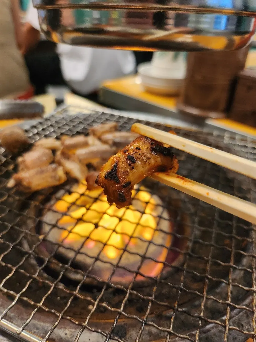 직화로 굽는 중인 산꼼장어
