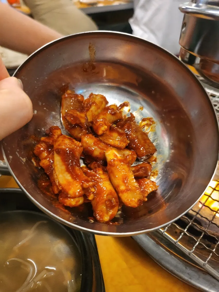 노릇하게 구워진 꼼장어 소금구이